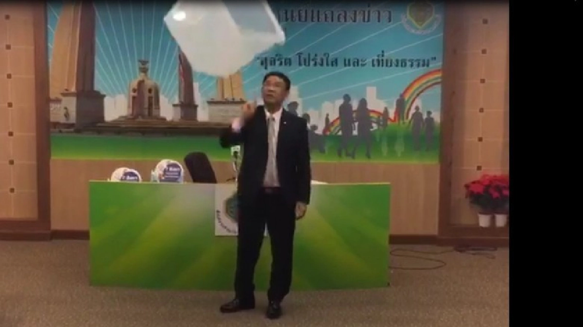 สมชัย เหวอ!! โชว์โยนหีบบัตร...แตก!กลางวง (มีคลิป)