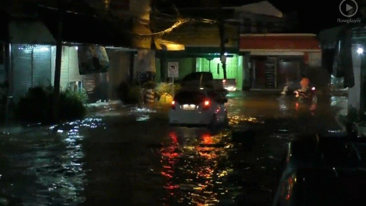 พายุฝนถล่มบึงกาฬทำน้ำท่วม-ต้นไม้ล้ม พายุฝนถล่มบึงกาฬทำน้ำท่วม-ต้นไม้ล้ม