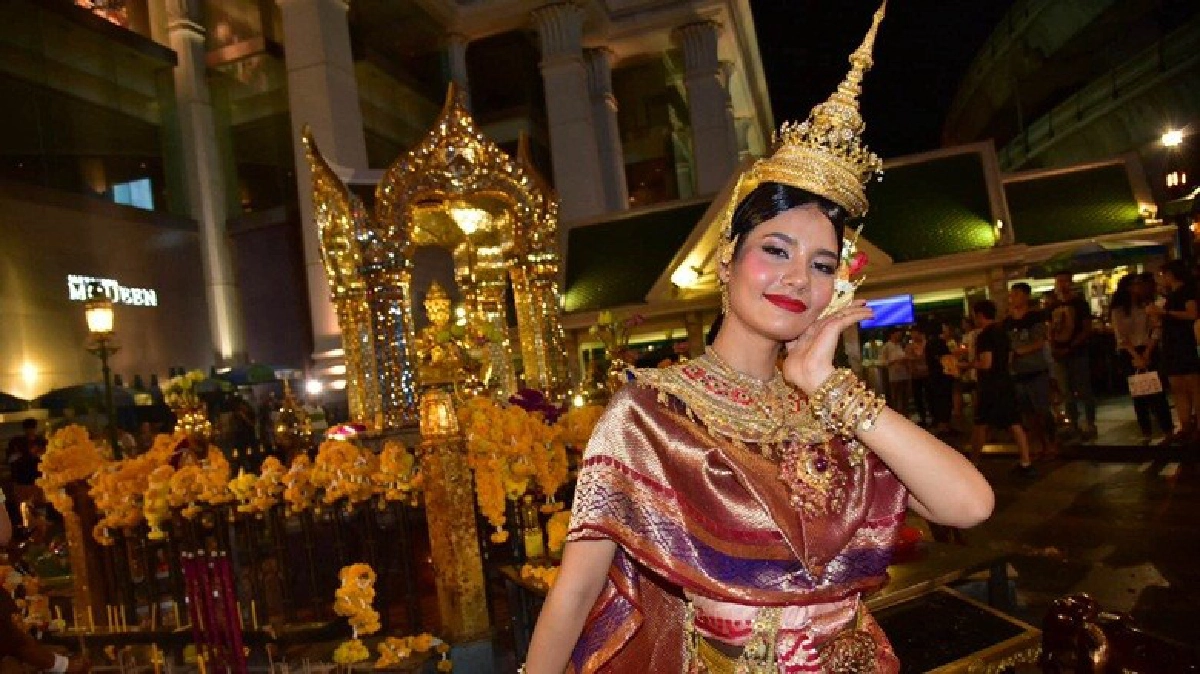 "น้ำตาล" ลีลาอ่อนช้อย "แก้บนศาลพระพรหม"
