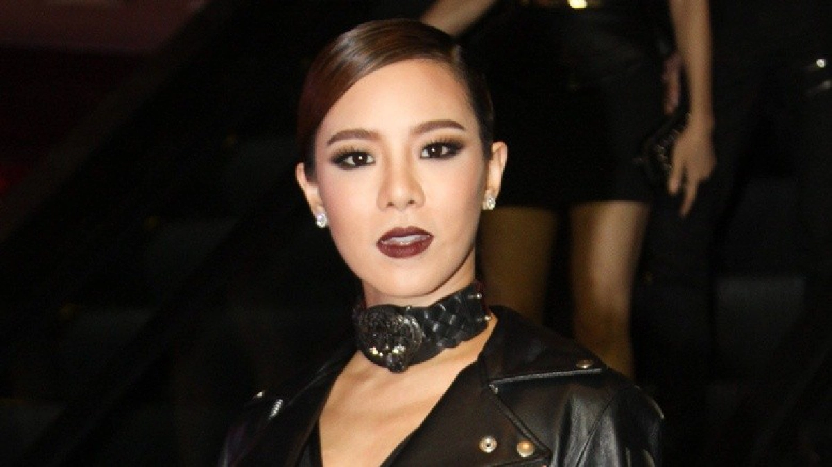 ‘คริส’ปัดดูแหวนหมั้นเสียเซลฟ์โดนทักหน้าโบท็อก ‘คริส’ปัดดูแหวนหมั้นเสียเซลฟ์โดนทักหน้าโบท็อก
