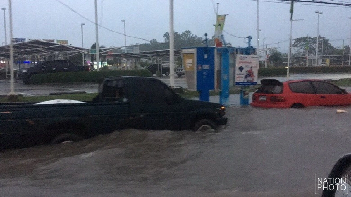 สุรินทร์ฝนหนัก น้ำท่วมขังถนนเกือบทุกสาย สุรินทร์ฝนหนัก น้ำท่วมขังถนนเกือบทุกสาย