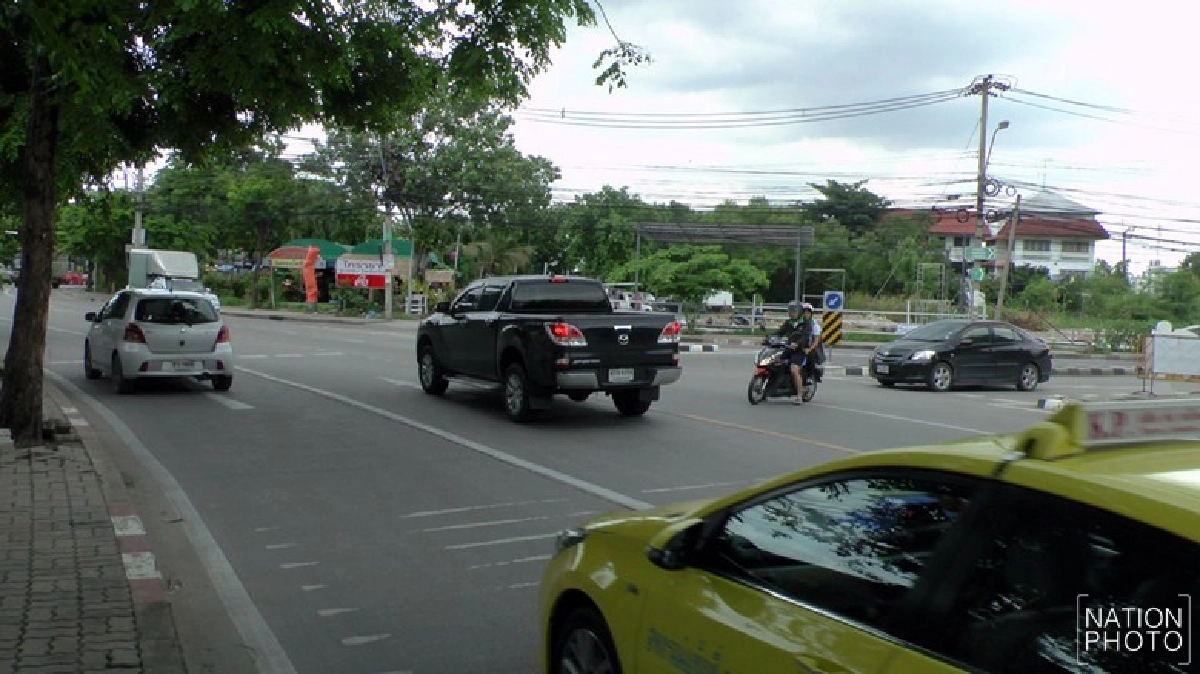 ไม่มีสัญญาณไฟเตือนตรงทางแยก ไม่มีสัญญาณไฟเตือนตรงทางแยก
