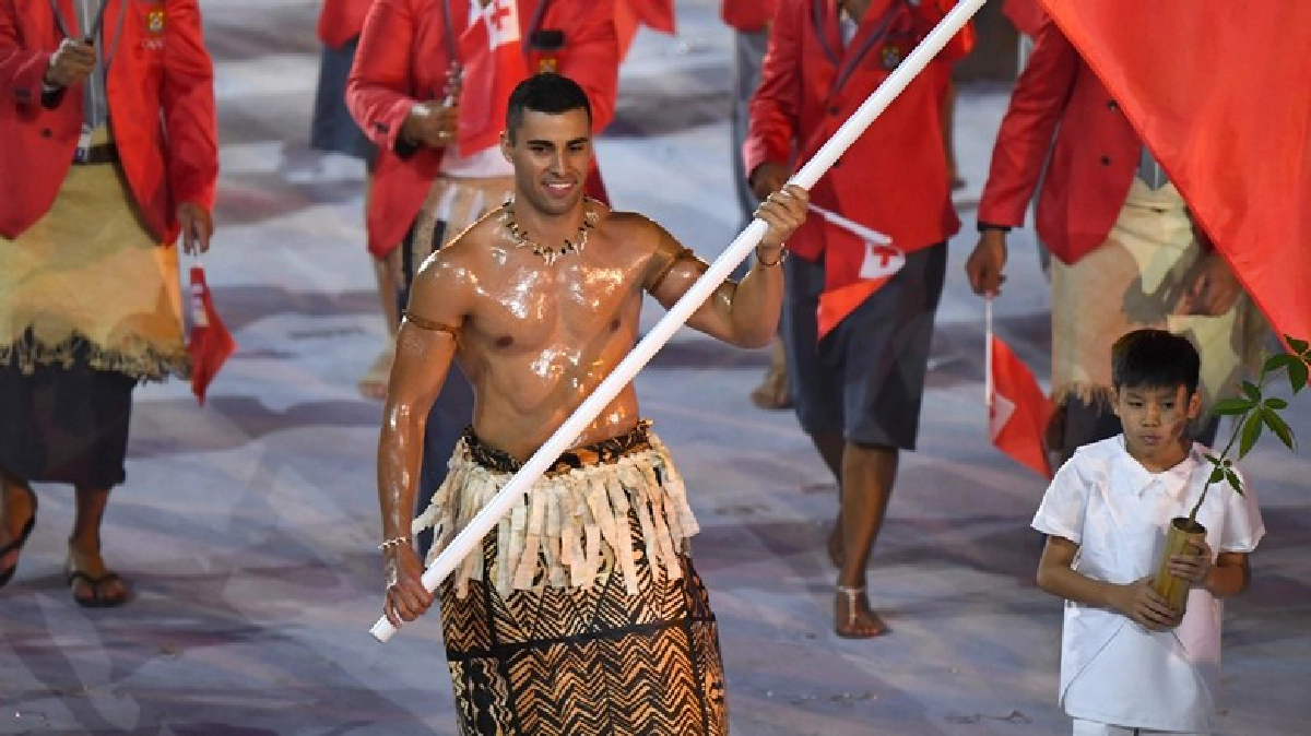 ฮือฮาหนุ่มตองกาเปลือยอกเดินพาเหรดเปิดโอลิมปิก