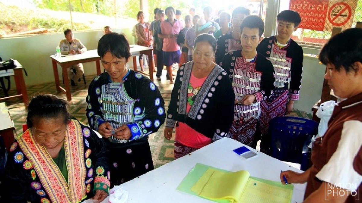 ชาวเขาเผ่าม้ง บ้านน้ำซุ้ม ใช้สิทธิคึกคัก