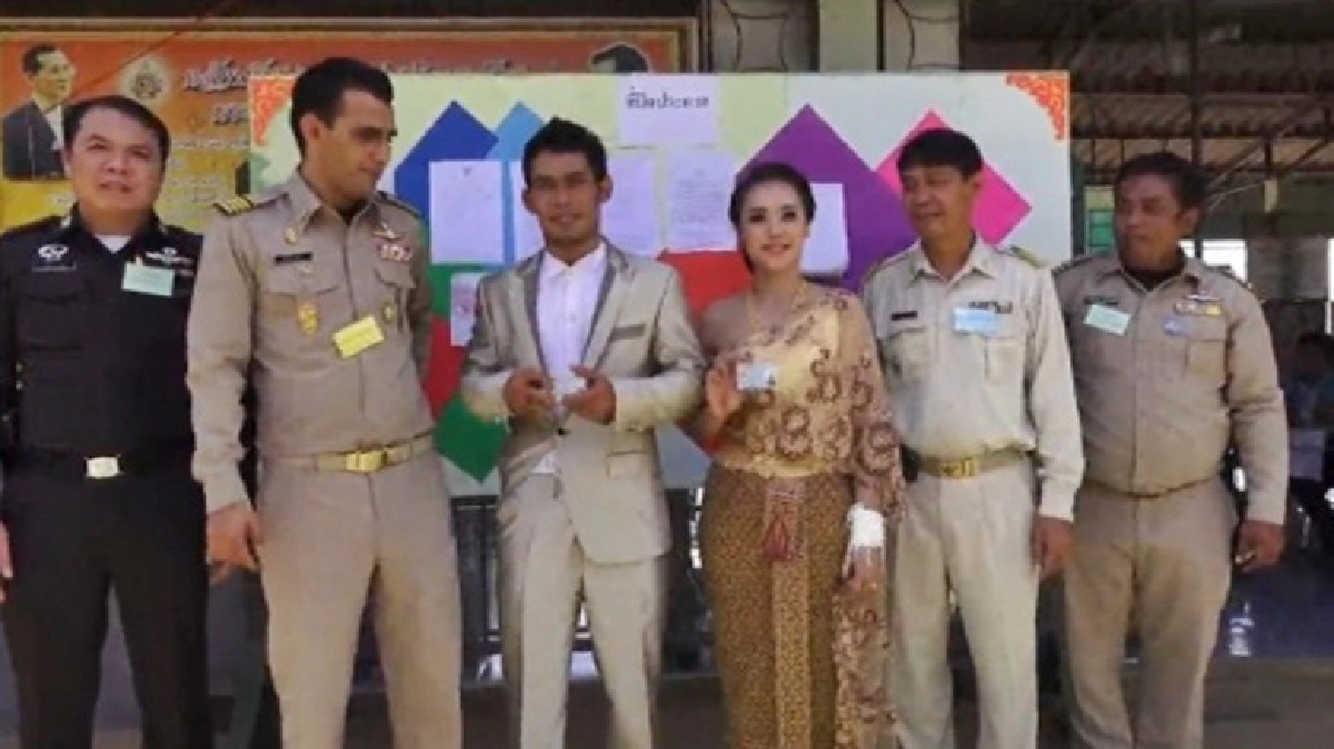 บ่าวสาวควงคู่ใช้สิทธิ์ ประชามติ