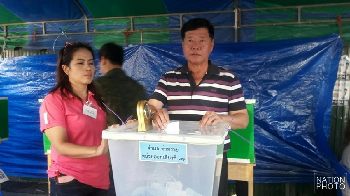 “ผบ.ทบ." ควงภรรยาพร้อมบุตรใช้สิทธิ์ลงประชามติ