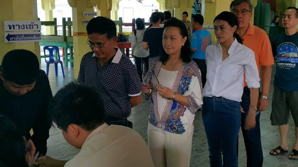 "บิ๊กต๊อก"ควงลูกเมียลงประชามติ 