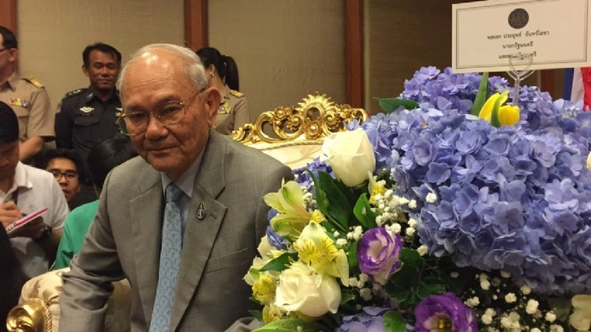 “ประยุทธ์” มอบดอกไม้ แสดงความยินดี “กรธ.” หลังประชามติผ่าน