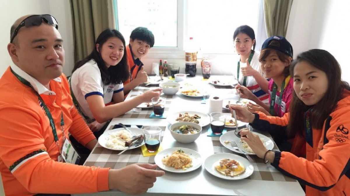 ขนไก่บุกไทยเฮาส์เพิ่มพลัง - “บุญศักดิ์” ปลุกใจน้อง ขนไก่บุกไทยเฮาส์เพิ่มพลัง - “บุญศักดิ์” ปลุกใจน้อง
