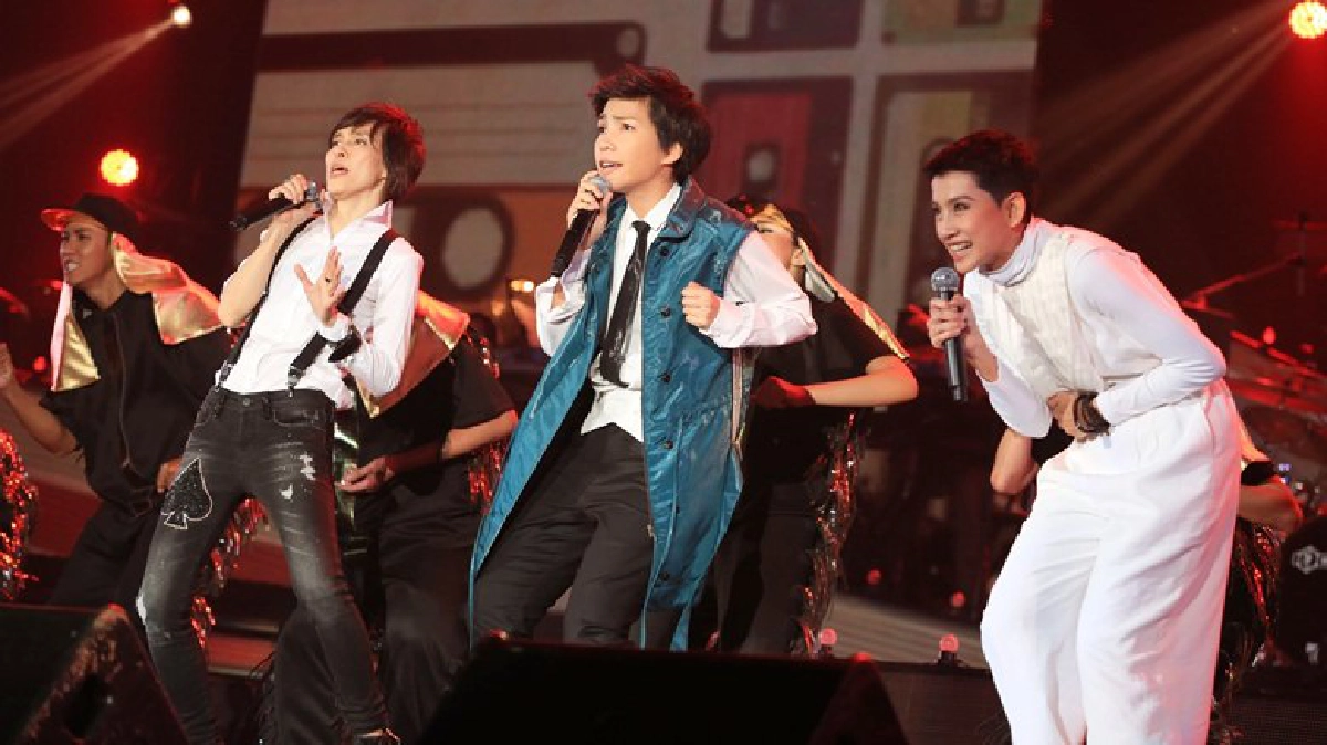ร้อยเพลงรักที่กลับมา-กว่า50ศิลปินรื้อฟื้นความหลังสุดประทันใจ ร้อยเพลงรักที่กลับมา-กว่า50ศิลปินรื้อฟื้นความหลังสุดประทันใจ