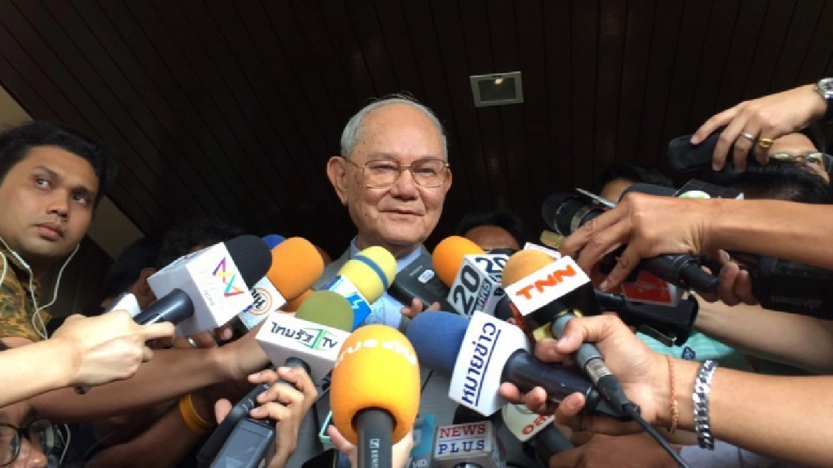 "มีชัย" ตีหน้าขรึม หลังร่วมคุย วงประชุมครม.-คสช.