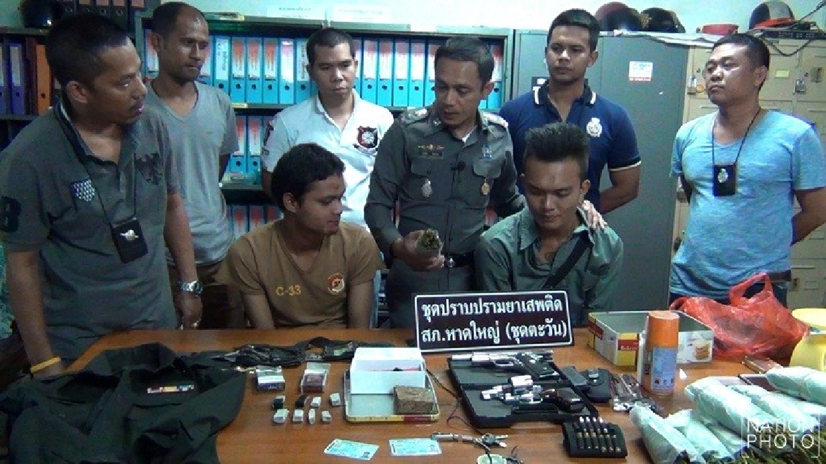 จับหนุ่มแต่งเครื่องแบบทหารยศนายสิบส่งใบกระท่อม จับหนุ่มแต่งเครื่องแบบทหารยศนายสิบส่งใบกระท่อม