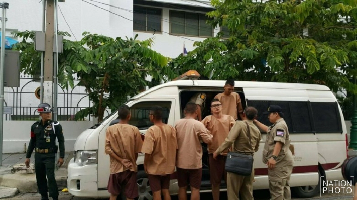 ตีตรวนข้อเท้านศ.ปชต.ใหม่ ละเมิดสิทธิ