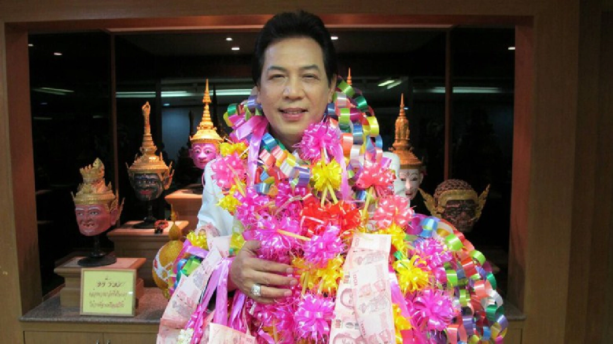 “สุรชาติ”ปลื้มมาลัยล้นคอคืนไมค์ร้องเพลงจริงจังแล้ว “สุรชาติ”ปลื้มมาลัยล้นคอคืนไมค์ร้องเพลงจริงจังแล้ว