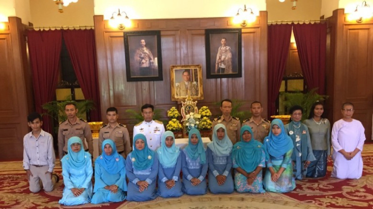พสกนิกรร้อยรวมใจ ถวายพระพรองค์ราชินี พสกนิกรร้อยรวมใจ ถวายพระพรองค์ราชินี