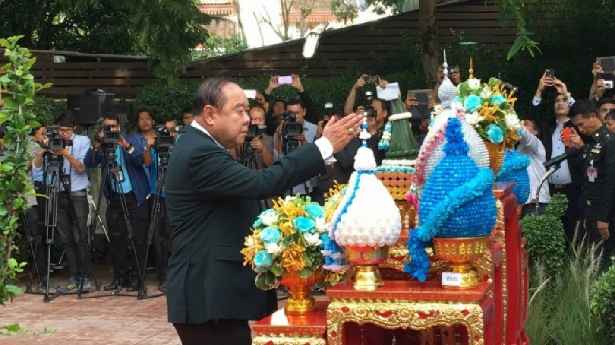 "บิ๊กป้อม" ถวายพระพร "พระราชินี" "บิ๊กป้อม" ถวายพระพร "พระราชินี"