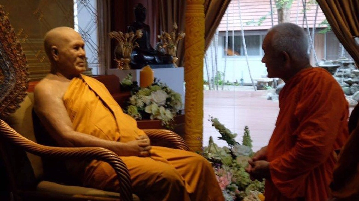 พระพรหมคุณาภรณ์กราบสรีรสังขารหลวงพ่อปัญญา