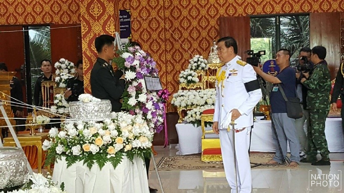 พระราชทานน้ำหลวงอาบศพ5ทหารกล้าฮ.ตก(ชมคลิป) พระราชทานน้ำหลวงอาบศพ5ทหารกล้าฮ.ตก(ชมคลิป)