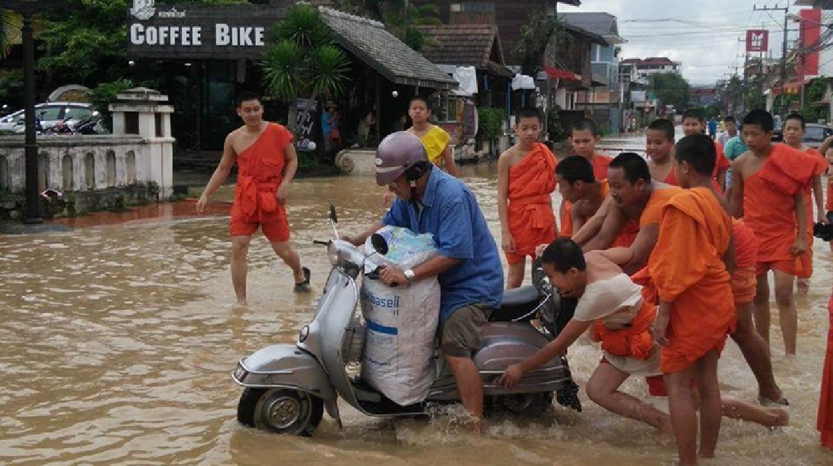 แห่ชื่มชมพระเณรน่านช่วยน้ำท่วมเป็นจำนวนมาก