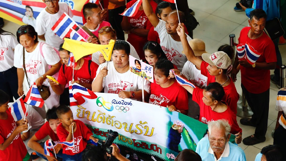 แฟนแห่รับฮีโร่กลับบ้านบ่ายนี้ แฟนแห่รับฮีโร่กลับบ้านบ่ายนี้