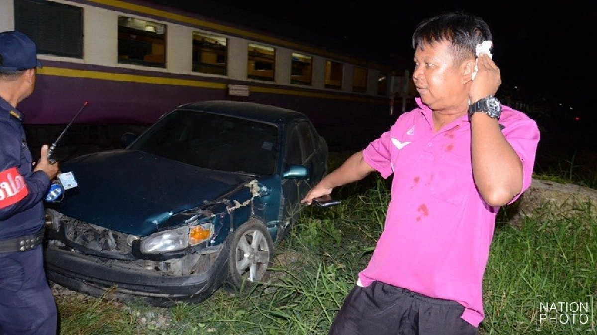 ระทึก! ครูเมืองกาญจน์ขับเก๋งข้ามทางรถไฟถูกชนกระเด็น