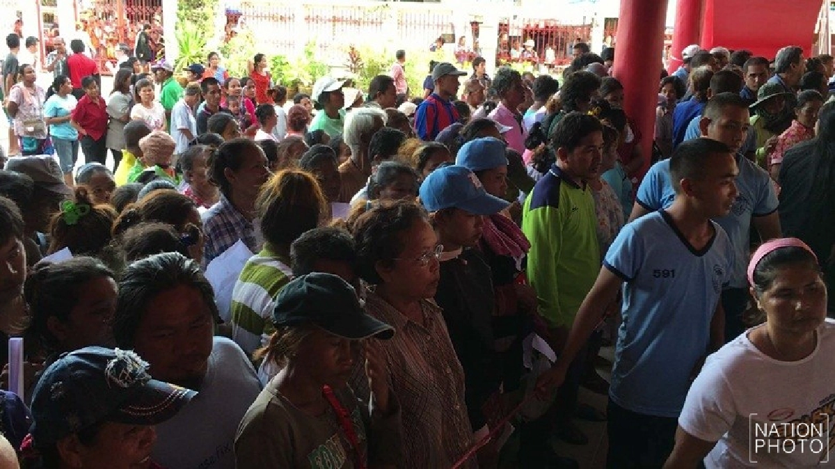 แห่รับทานทิ้งกระจาดเหยียบกันเจ็บนับสิบ แห่รับทานทิ้งกระจาดเหยียบกันเจ็บนับสิบ