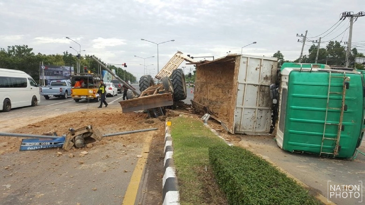 ระทึก! สิบล้อเบรกแตกกลางแยกไฟแดง (ชมคลิป) ระทึก! สิบล้อเบรกแตกกลางแยกไฟแดง (ชมคลิป)