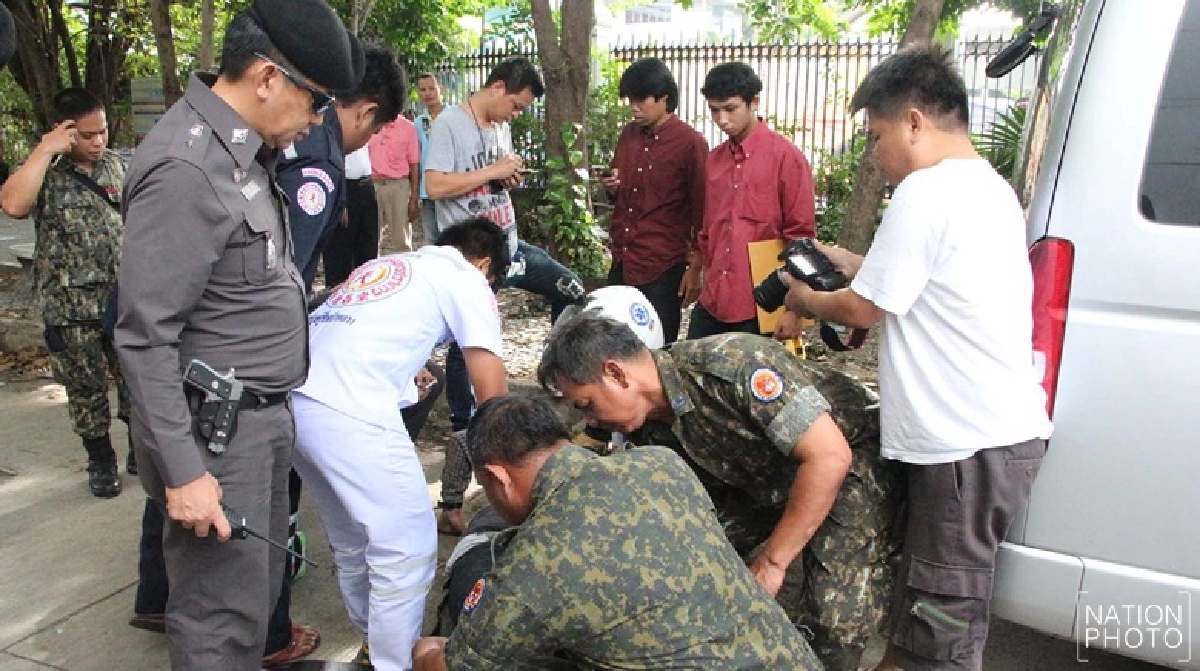 นักเรียนคู่อริสองสถาบันตะลุมบอนต่อหน้าตำรวจ 