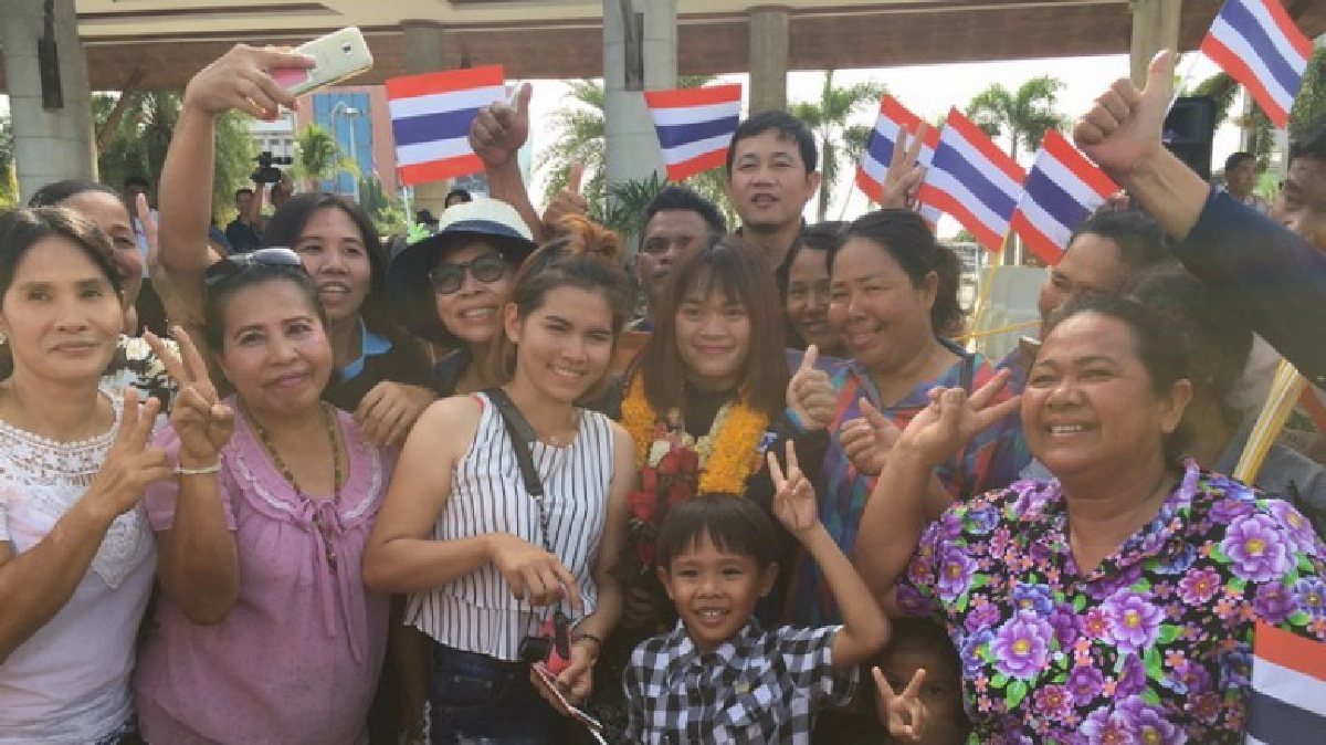 “น้องฝ้าย” กลับบ้าน ชาวชลบุรีร่วมยินดีฮีโร่ อลป. (มีคลิป) “น้องฝ้าย” กลับบ้าน ชาวชลบุรีร่วมยินดีฮีโร่ อลป. (มีคลิป)