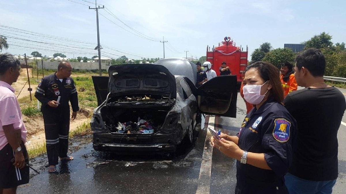 เก๋งคัมรี ไฟพรึ่บ 5 ชีวิตรอดหวุดหวิด เก๋งคัมรี ไฟพรึ่บ 5 ชีวิตรอดหวุดหวิด