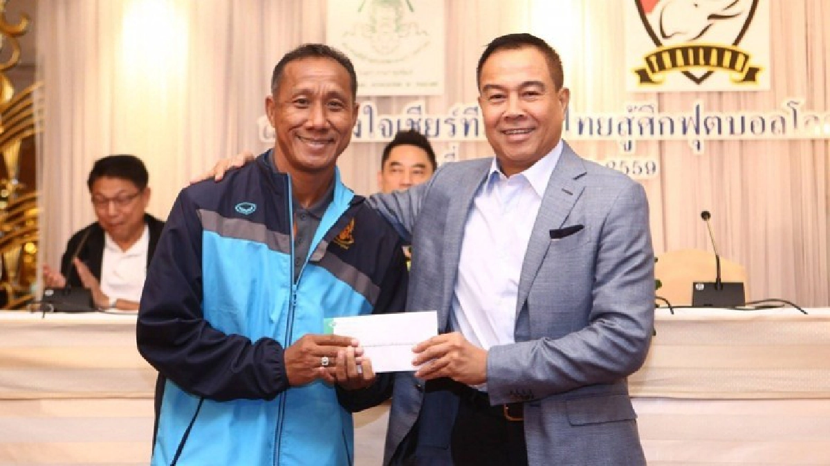 ส.บอล มอบเงิน"บรรณฑิต"ตัดสินยุติธรรม