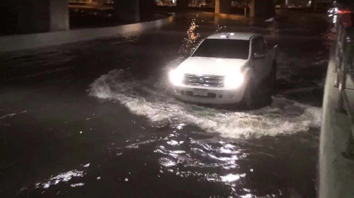 ฝนถล่มสนามบินสุวรรณภูมิไฟฟ้าดับน้ำท่วม ฝนถล่มสนามบินสุวรรณภูมิไฟฟ้าดับน้ำท่วม
