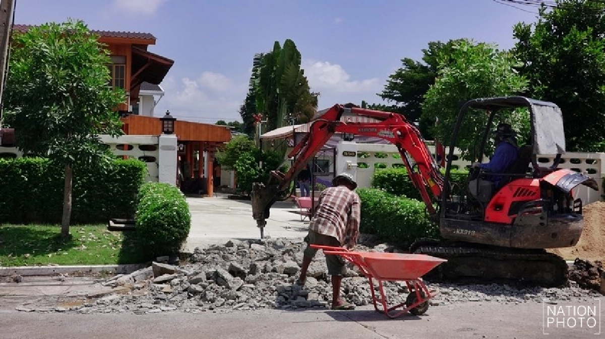 รื้อแล้ว! ถนนเข้าบ้านทับทางสาธารณะ