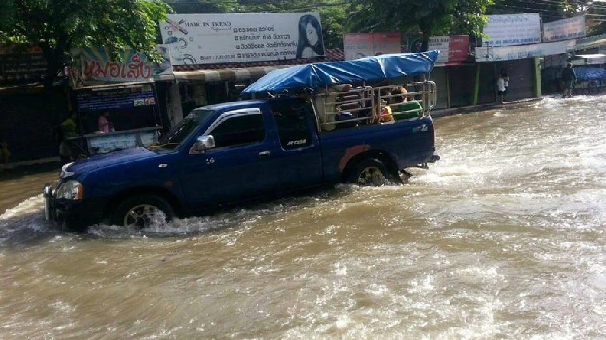 (ชมคลิป)ถนนสามัคคีกลายเป็นคลอง