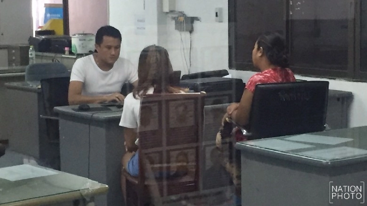 หนุ่มมีเซ็กส์กับเมียให้สาววัย17นั่งดูเป็นตร.เก๊
