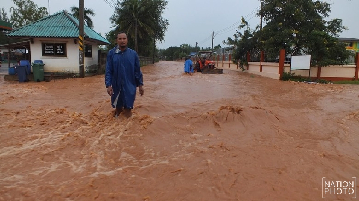 ฝนตกหนักน้ำป่าหลากท่วมเมืองพิมาย (ชมคลิป)