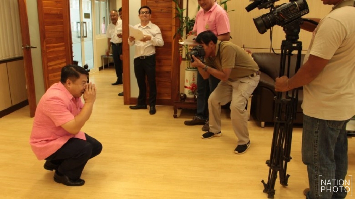 หมอเปรมทรุดตัวนั่งกับพื้นยกมือไหว้นักข่าวต่อหน้าผู้ว่าฯ 