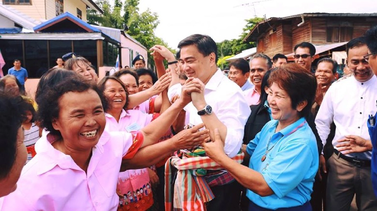 “อภิสิทธิ์” ลงพื้นที่ถี่ 