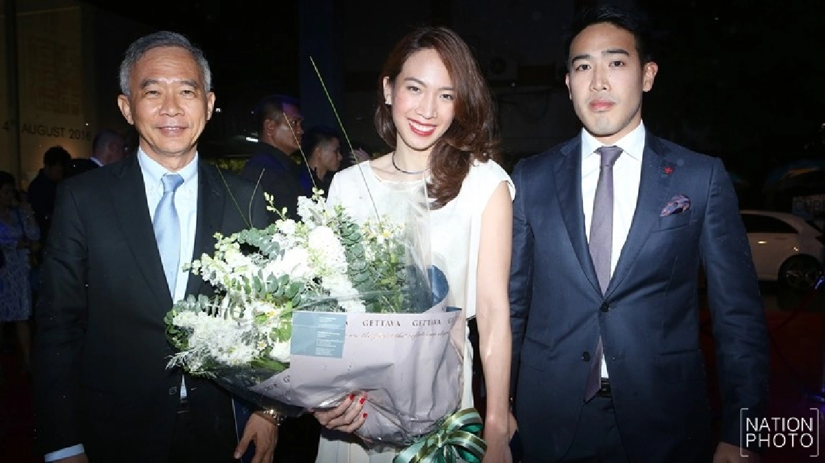 ฝ่าฝนชมตึกใหญ่อวดไฟสุดอลัง ฝ่าฝนชมตึกใหญ่อวดไฟสุดอลัง