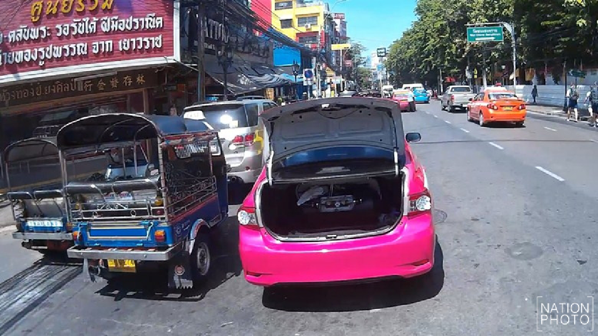 จอดรถกีดขวางทางจราจร