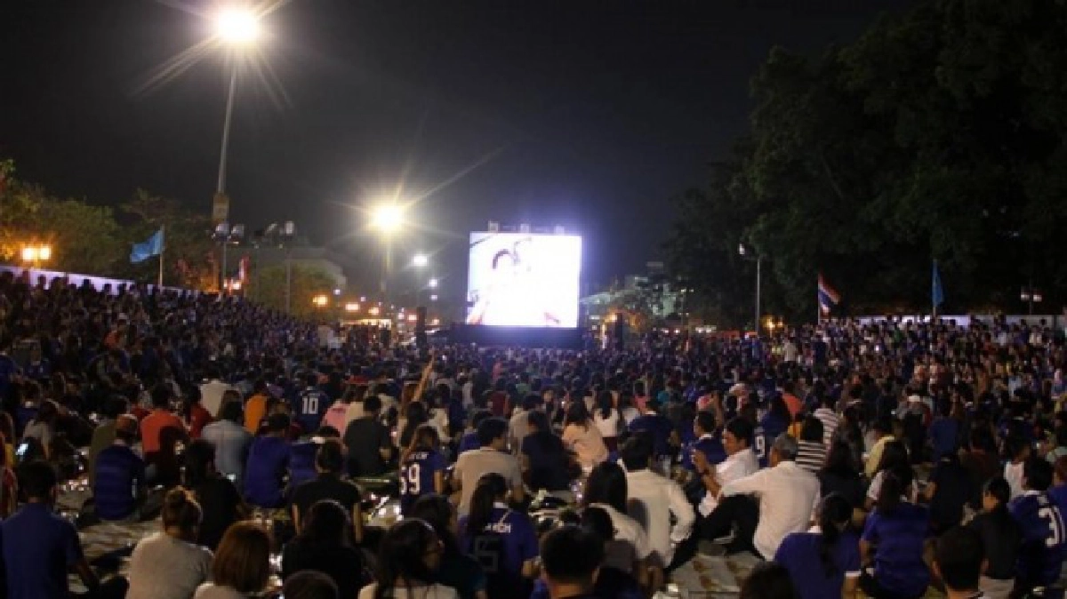 แฟนบอลไม่มีตั๋วแต่มีจอยักษ์ชมหน้าสนาม แฟนบอลไม่มีตั๋วแต่มีจอยักษ์ชมหน้าสนาม