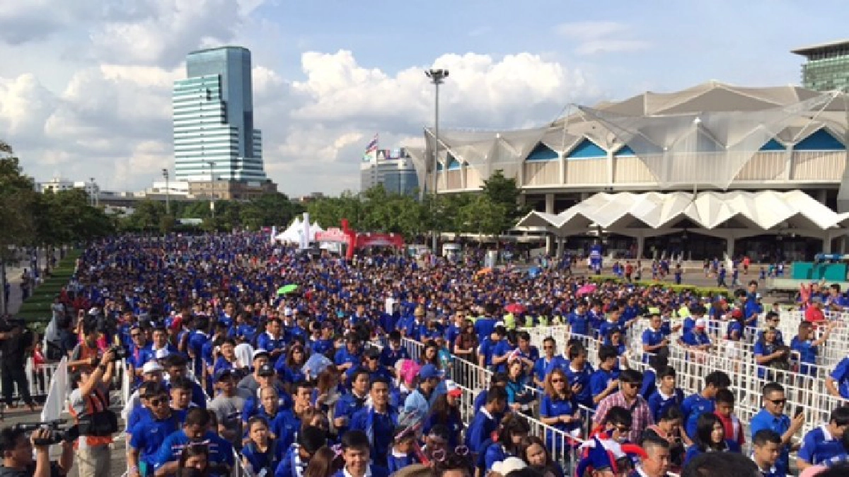 "แฟนบอล" ทะลักเข้าสนาม
