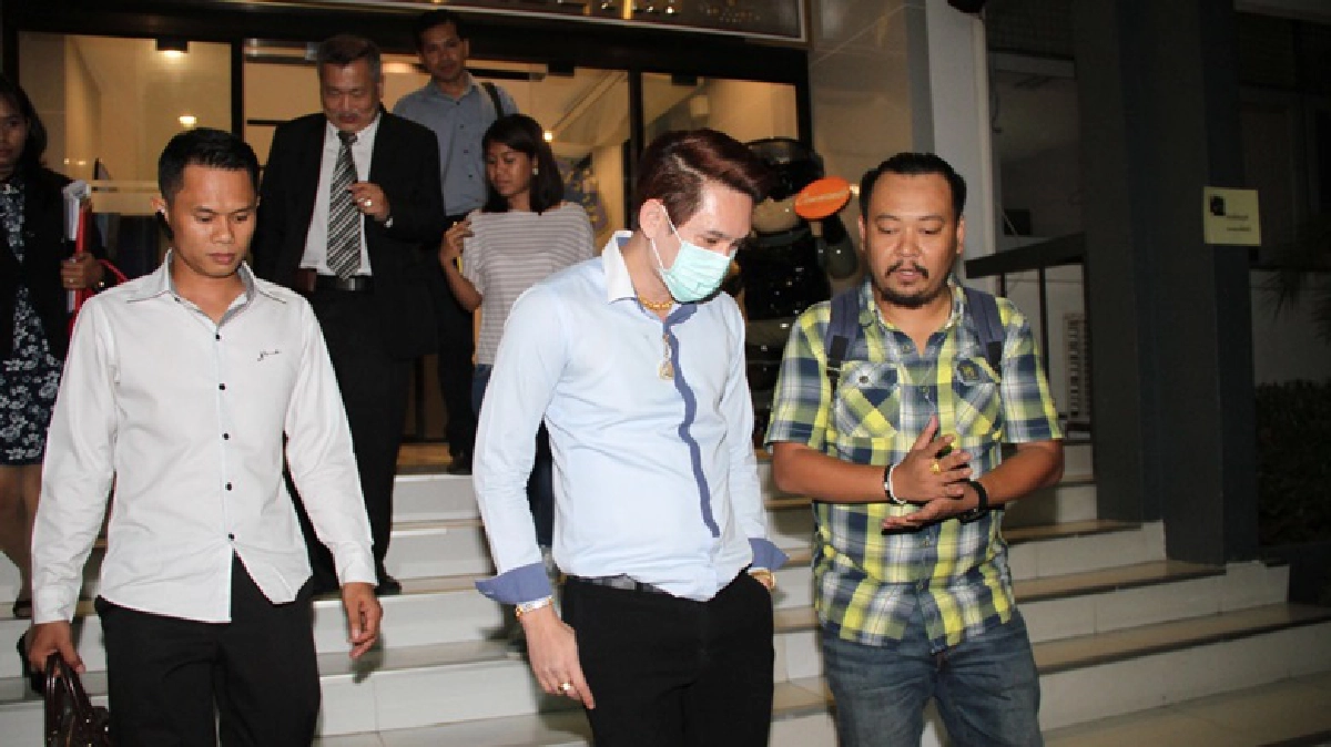 นักธุรกิจดังถูก'กิมเอ็ง'อ้างเป็นลูกบุญธรรมถูกตุ๋นหลายล้าน นักธุรกิจดังถูก'กิมเอ็ง'อ้างเป็นลูกบุญธรรมถูกตุ๋นหลายล้าน