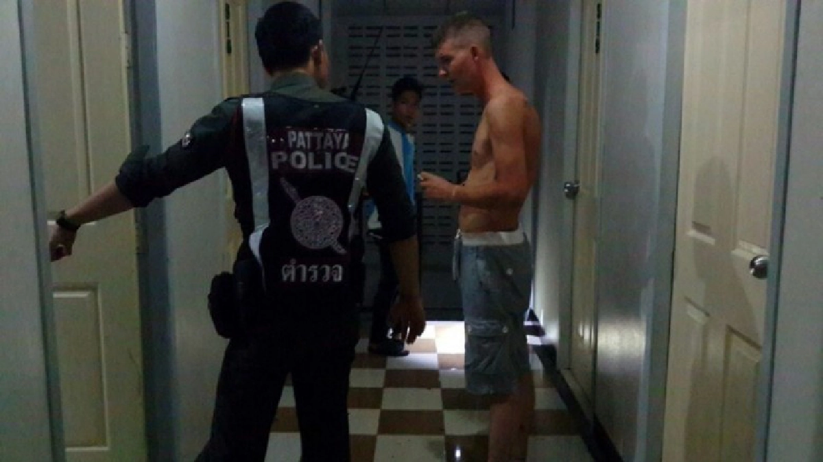 หนุ่มไอร์แลนด์คุยเสียงดัง ฝรั่งฉุนใช้มีดฟันแขนเจ็บ
