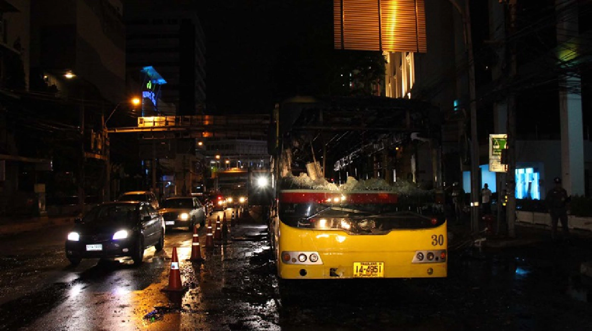 รถเมล์ปอ.ไฟไหม้กลางกรุงผู้โดยสารหนีกันวุ่น 