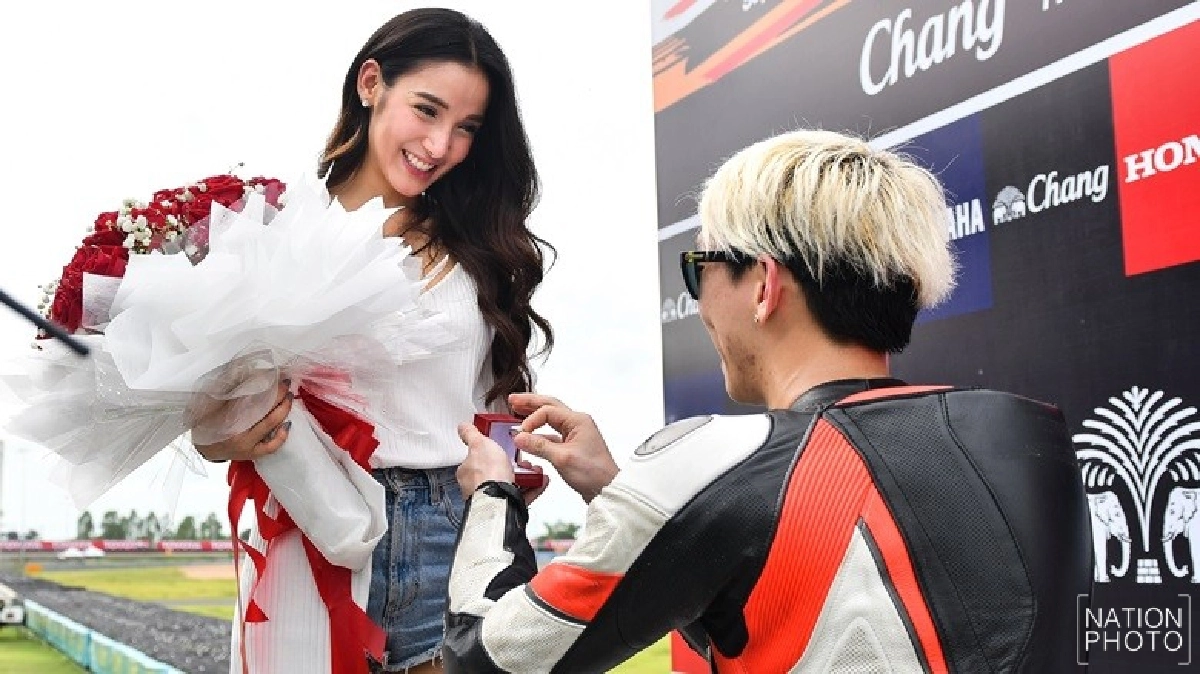 'เบนซ์เรซซิ่ง'คุกเข่าขอ'แพท'ณปภาแต่งงานกลางสนามช้าง 'เบนซ์เรซซิ่ง'คุกเข่าขอ'แพท'ณปภาแต่งงานกลางสนามช้าง