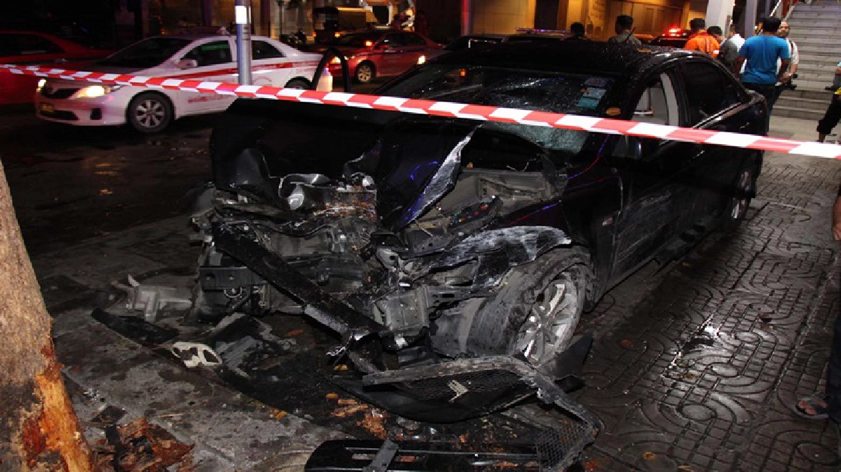 สลด!! หนุ่มซิ่งเก๋งชนสาวโคราชดับคาป้ายรถเมล์