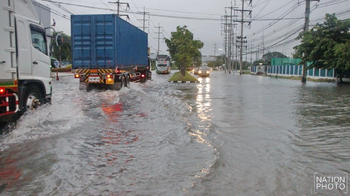 ฝนถล่มเวลโกรว์ต่อเนื่องน้ำท่วมขังเส้นทาง ฝนถล่มเวลโกรว์ต่อเนื่องน้ำท่วมขังเส้นทาง