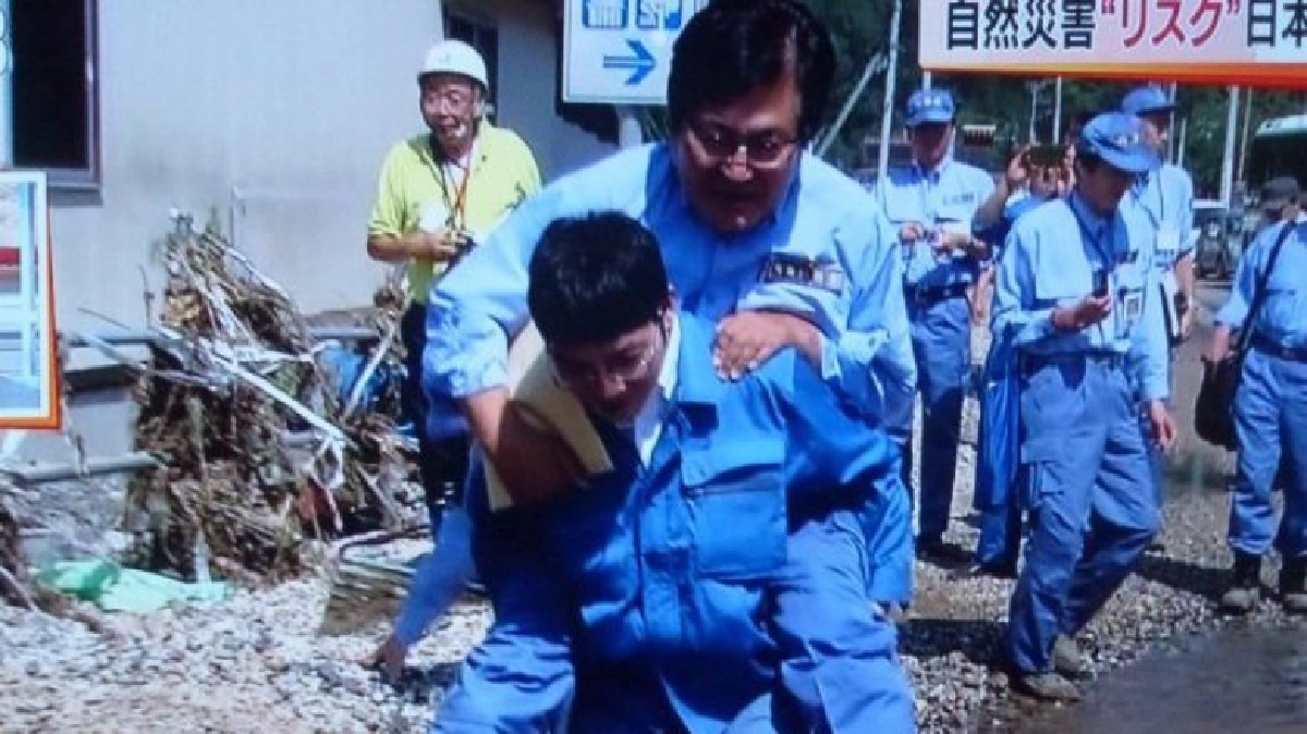 รุมวิจารณ์นักการเมืองญี่ปุ่น ขี่หลังลงพื้นที่น้ำท่วม รุมวิจารณ์นักการเมืองญี่ปุ่น ขี่หลังลงพื้นที่น้ำท่วม