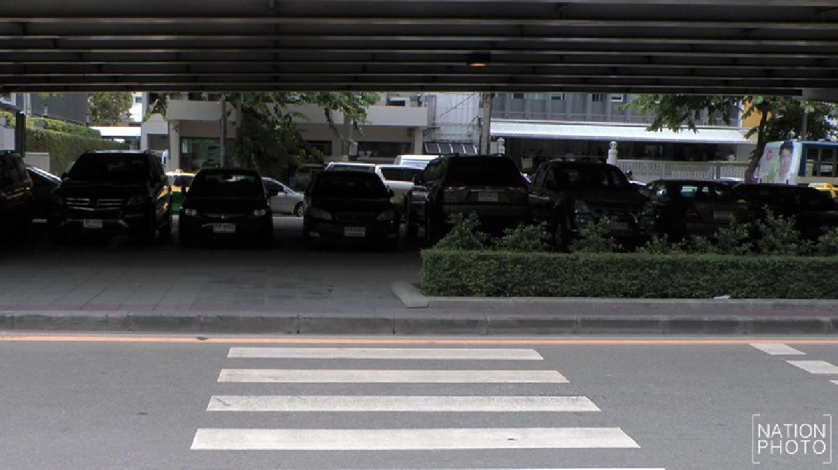 จอดรถเต็มใต้สะพานลอย